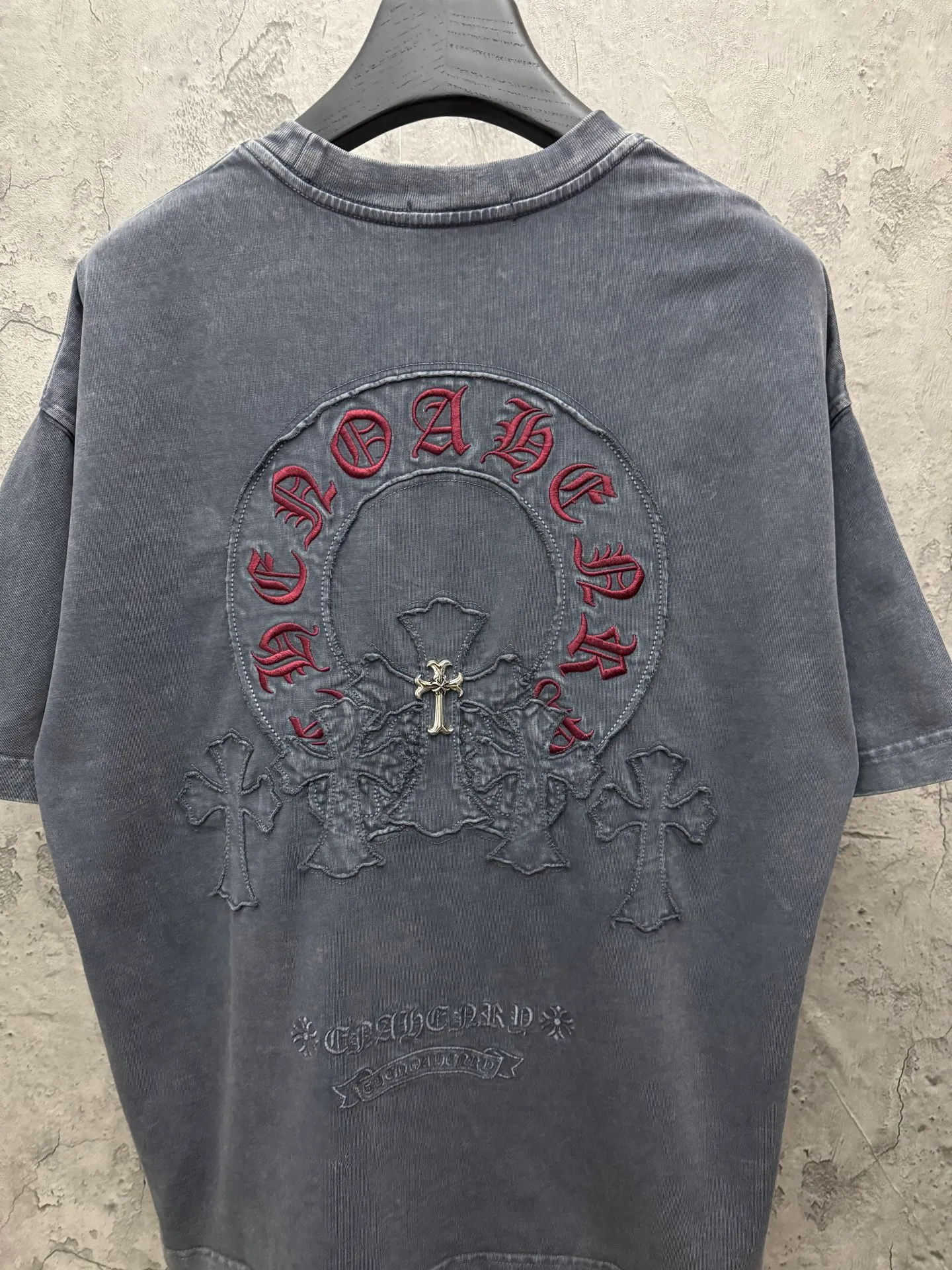 P240 top version, real shot without P, ​​different from market currency) 𝗖𝗵𝗿𝗼𝗺𝗲 𝗛𝗲𝗮𝗿𝘁𝘀/Croxin 2026 spring new original single counter American washed patch embroidered couple short sleeves 👑The highest version! Customized fabric 320 grams, washed and fried. Best-selling model at the counter. Very comfortable to wear. Accessories: Original molded and authenticated collar label➕100% silk wash label. Genuine purchase-grade original hangtag➕matching hanging rope➕3D hanging beads➕original packaging bag. Craftsmanship: The original version has consistent wiring! The highest version of the armhole matching technique! Color: Gray Black Size: S M L XL Style No.: 6601